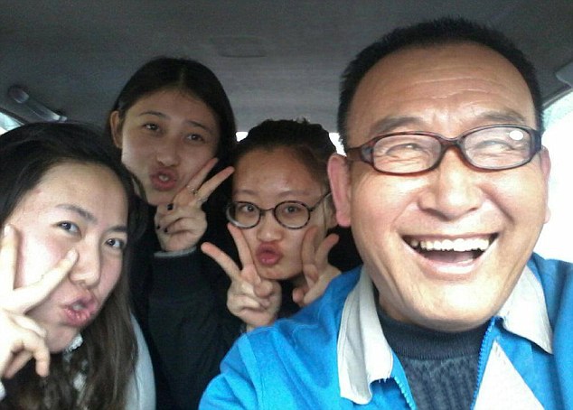 Smiling Cabby Receives Award for 30,000 Selfies with Passengers