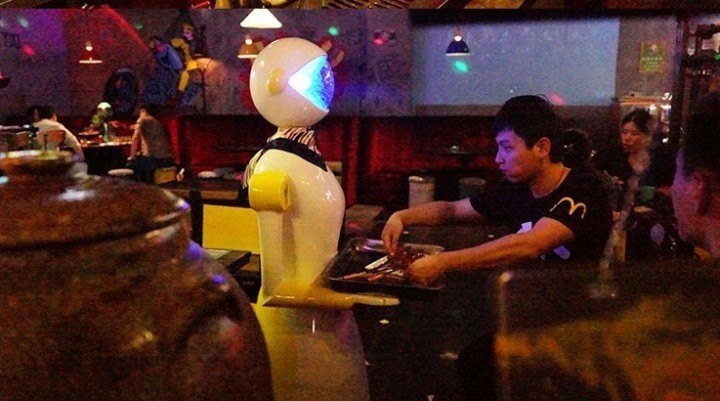 china-robot-waiter-2-720x401-2