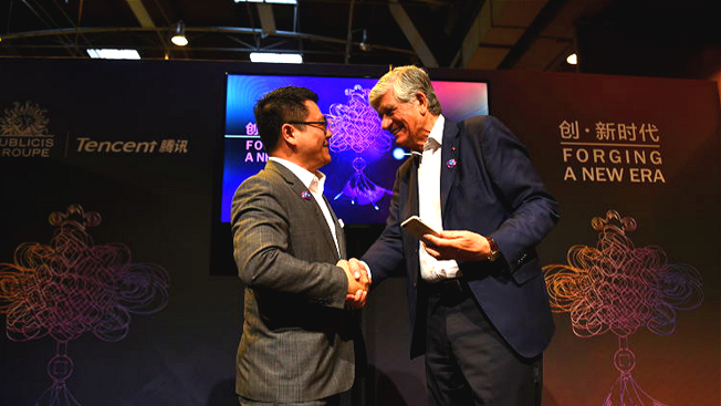 ซีอีโอ Publicis นาม Maurice Lévy และ SY Lau ประธาน Tencent จับมือชื่นมื่นที่ปารีสเมื่อวันที่ 1 กรกฎาคมที่ผ่านมา