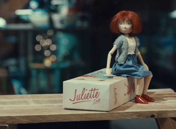 ตุ๊กตาไม้วินเทจ Juliette ที่จะปรากฏในโฆษณาทางทีวีของ McDonald ในช่วงเทศกาลคริสต์มาสนี้